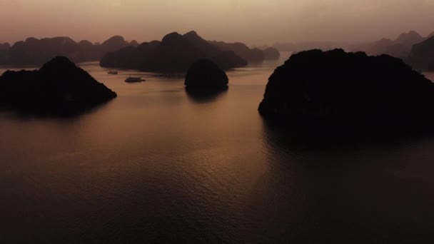 Imágenes aéreas de aviones no tripulados de Ha Long Bay y barcos en la bahía al amanecer en octubre de 2019 — Vídeos de Stock