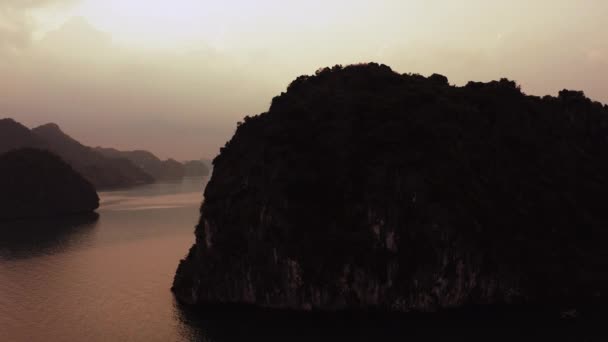 Légi felvétel Ha Long Bay-ről és a hajókról az öbölben napfelkeltekor 2019 októberében — Stock videók