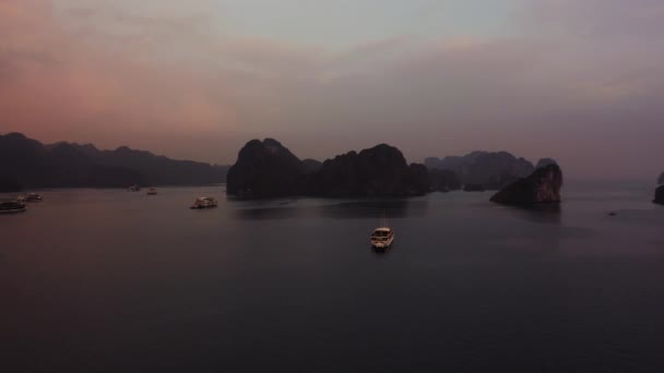 Letecké záběry z letounů Ha Long Bay a lodí v zátoce při východu slunce v říjnu 2019 — Stock video