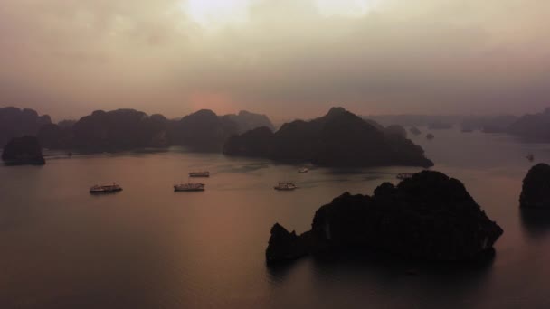 Ha Long Körfezi 'nin hava aracı görüntüleri ve gemiler Ekim 2019' da Sunrise 'da körfezde. — Stok video