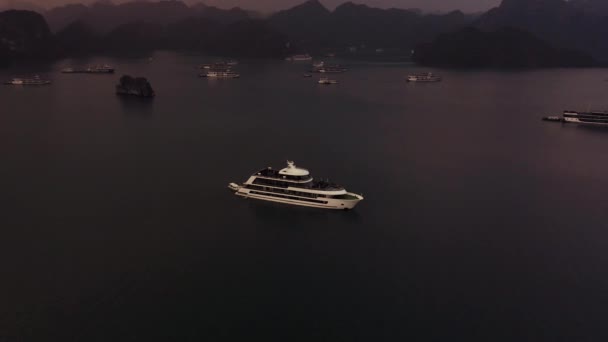 Imágenes aéreas de aviones no tripulados de Ha Long Bay y barcos en la bahía al amanecer en octubre de 2019 — Vídeos de Stock