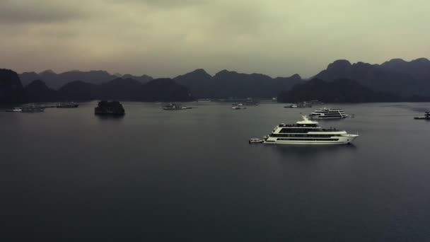 Imágenes aéreas de aviones no tripulados de Ha Long Bay y barcos en la bahía al amanecer en octubre de 2019 — Vídeo de stock