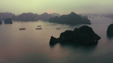 Ha Long Körfezi 'nin hava aracı görüntüleri ve gemiler Ekim 2019' da Sunrise 'da körfezde.