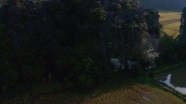 Gün batımında Ninh Binh ve Tam Coc 'un hava aracı görüntüleri - Ekim 2019