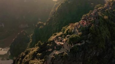 Gün batımında Ninh Binh ve Tam Coc 'un hava aracı görüntüleri - Ekim 2019