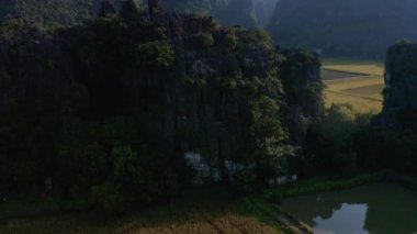 Gün batımında Ninh Binh ve Tam Coc 'un hava aracı görüntüleri - Ekim 2019