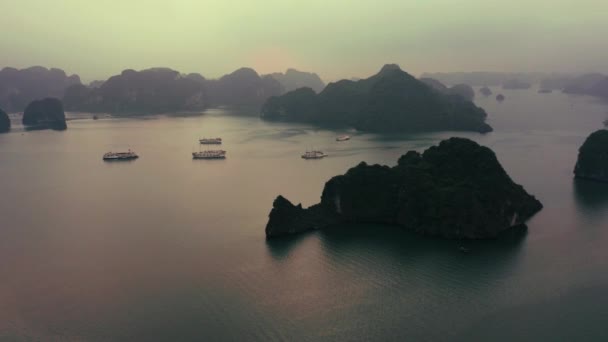 Images aériennes de drones de Ha Long Bay et de navires dans la baie au lever du soleil en octobre 2019 — Video