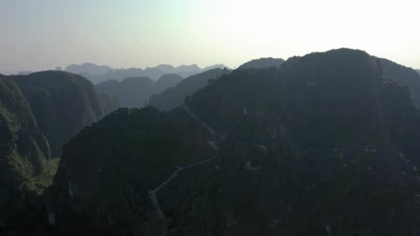 Flygdrönarbilder av Ninh Binh och Tam Coc från himlen under solnedgången - oktober 2019 — Stockvideo