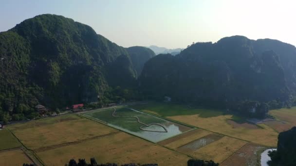 Flygdrönarbilder av Ninh Binh och Tam Coc från himlen under solnedgången - oktober 2019 — Stockvideo