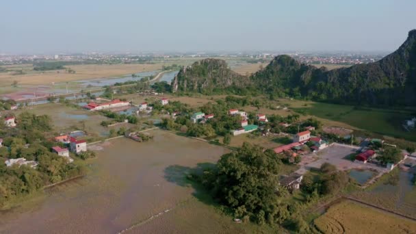 Gün batımında Ninh Binh ve Tam Coc 'un hava aracı görüntüleri - Ekim 2019 — Stok video