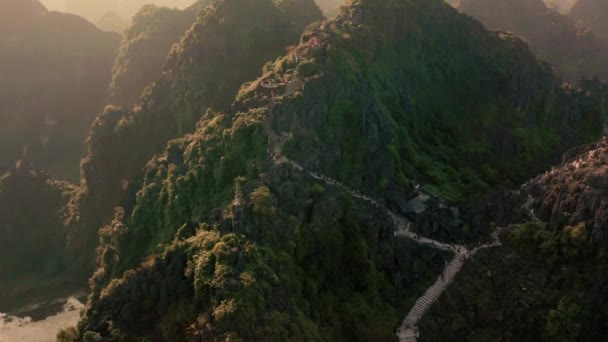 Imágenes aéreas de aviones no tripulados de Ninh Binh y Tam Coc desde el cielo durante la puesta del sol - Octubre 2019 — Vídeo de stock