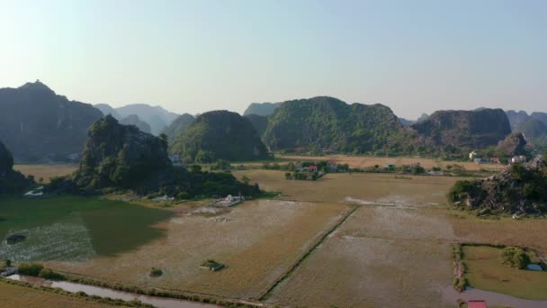 Aerial Drone felvételek Ninh Binh és Tam Coc az égből a naplemente - Október 2019 — Stock videók