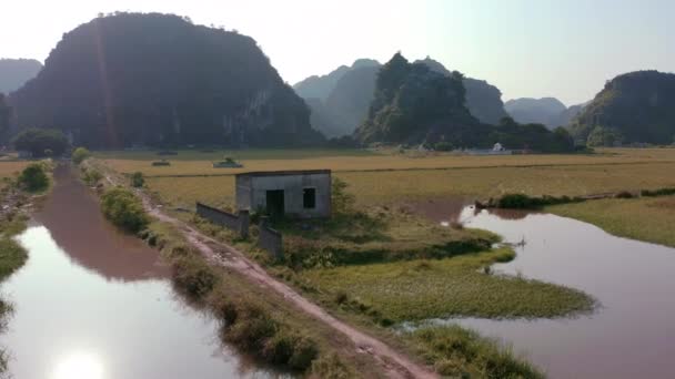 Flygdrönarbilder av Ninh Binh och Tam Coc från himlen under solnedgången - oktober 2019 — Stockvideo