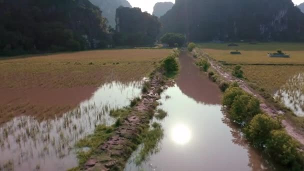 Flygdrönarbilder av Ninh Binh och Tam Coc från himlen under solnedgången - oktober 2019 — Stockvideo