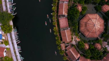 Ninh Binh 'den güzel manzarayı görmek için gelen tekne turlarının havadan görüntüsü.