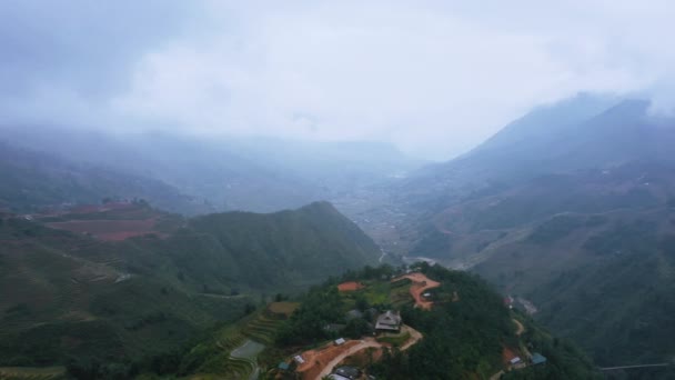 Drohnenaufnahmen von Reisterrassen in Sapa, Nordvietnam -Oktober 2019 — Stockvideo