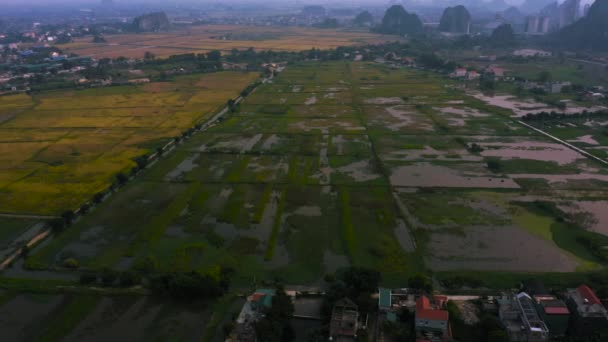 Aerial Drone felvételek Ninh Binh és Tam Coc az égből a naplemente - Október 2019 — Stock videók