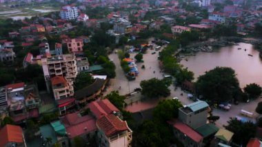 Ninh Binh 'den güzel manzarayı görmek için gelen tekne turlarının havadan görüntüsü.