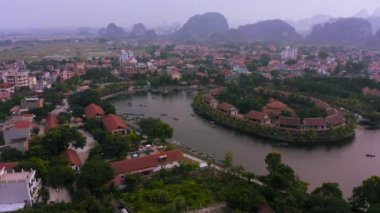 Ninh Binh 'den güzel manzarayı görmek için gelen tekne turlarının havadan görüntüsü.