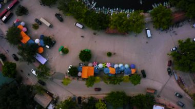 Ninh Binh 'den güzel manzarayı görmek için gelen tekne turlarının havadan görüntüsü.