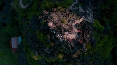 Günbatımı sırasında Ninh Binh, Vietnam 'daki ünlü Ejderha Heykeli ve Mua Mağaraları' nın hava görüntüleri - 2019 Sonbaharı