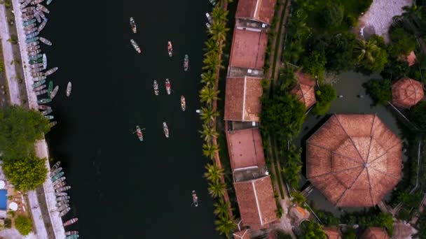 Légi kilátás hajós túrák utazó Ninh Binh, hogy a gyönyörű táj — Stock videók