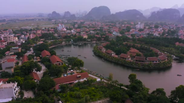 Flygfoto av båtturer som reser från Ninh Binh för att se det vackra landskapet — Stockvideo