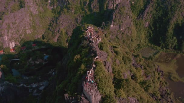 Letecké záběry slavné Dračí sochy a mua jeskyní v Ninh Binh, Vietnam během západu slunce - podzim 2019 — Stock video