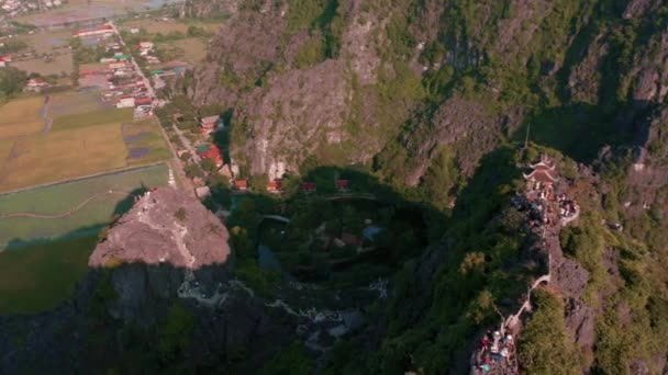 Zdjęcia lotnicze słynnego Smoczego Posągu i Jaskiń Mua w Ninh Binh, Wietnam podczas zachodu słońca - jesień 2019 — Wideo stockowe
