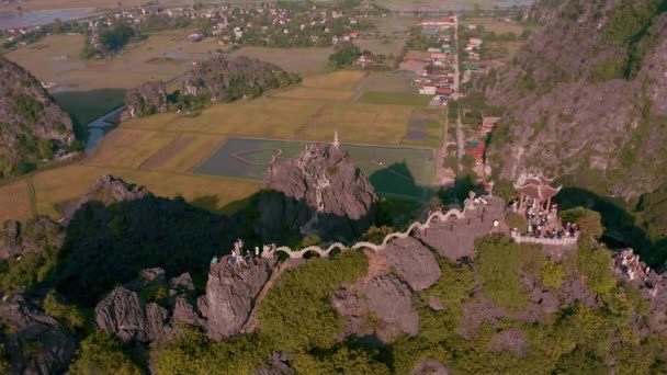 Filmagem aérea da famosa Estátua do Dragão e Grutas de Mua em Ninh Binh, Vietnã durante o pôr do sol - Outono 2019 — Vídeo de Stock
