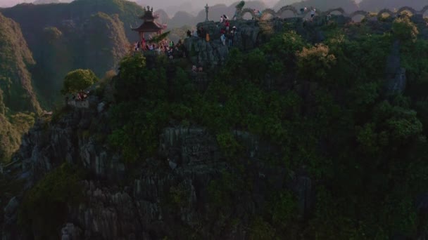 Luchtfoto 's van het beroemde Drakenbeeld en de Mua Grotten in Ninh Binh, Vietnam tijdens zonsondergang - Herfst 2019 — Stockvideo