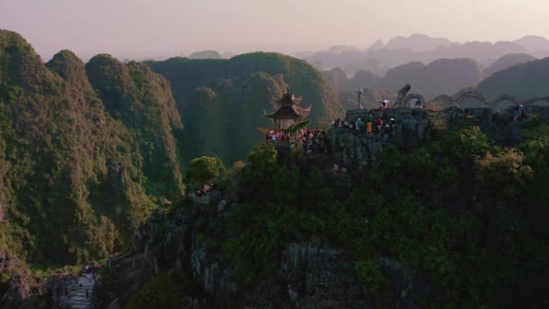 Imágenes aéreas de la famosa estatua del dragón y las cuevas de Mua en Ninh Binh, Vietnam durante la puesta del sol - Otoño 2019 — Vídeo de stock