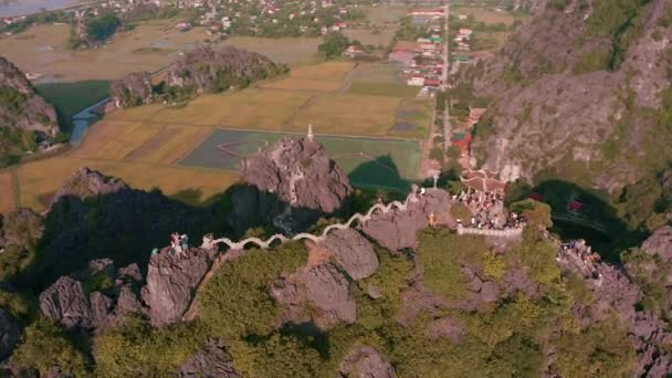 일몰 - 가을 2019 년에 베트남 닌 빈에 있는 유명 한 용의 조각상 과 MUA 동굴의 공중 장면 — 비디오