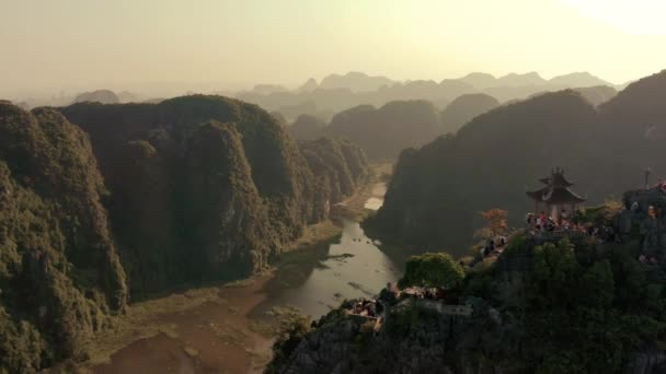 Imágenes aéreas de la famosa estatua del dragón y las cuevas de Mua en Ninh Binh, Vietnam durante la puesta del sol - Otoño 2019 — Vídeo de stock