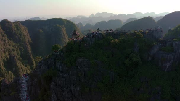 Letecké záběry slavné Dračí sochy a mua jeskyní v Ninh Binh, Vietnam během západu slunce - podzim 2019 — Stock video