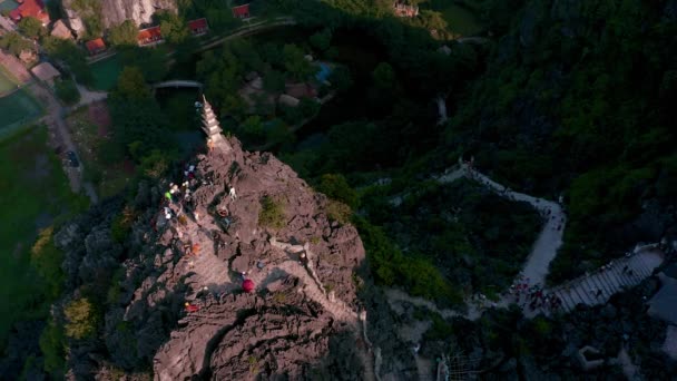 Повітряні кадри знаменитої статуї дракона і печери Муа в Нін Бінх, В "єтнам під час заходу сонця - осінь 2019 року — стокове відео