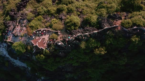 Aerial footage of the famous Dragon Statue and Mua Caves in Ninh Binh, Vietnam during Sunset - Autumn 2019 — Stock Video