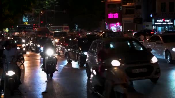 Hanoi, Vietnam - 10 oktober 2019: Upptagen trafik i Hanoi - Vietnams huvudstad under hösten — Stockvideo