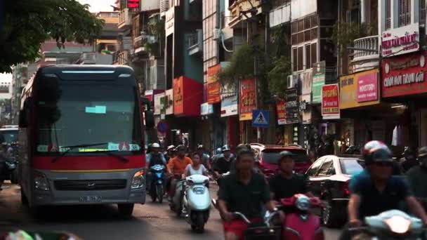 Hanoi, Vietnam - 10 oktober 2019: Upptagen trafik i Hanoi - Vietnams huvudstad under hösten — Stockvideo