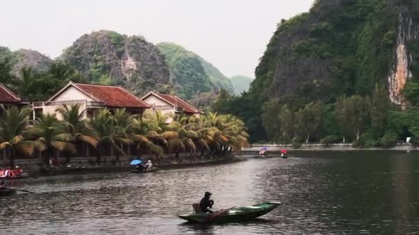 Turistas fazem passeios de barco de Ninh Binh no Vietnã do Norte — Vídeo de Stock