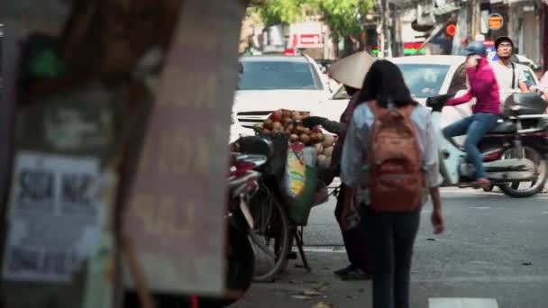 Hanói, Vietnã - 10 de outubro de 2019: tráfego movimentado em Hanói - Capital do Vietnã no outono — Vídeo de Stock