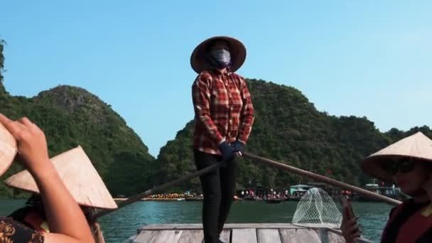 Ha Long, Vietnam - 15 ottobre 2019: Un vogatore locale porta i turisti in giro per Ha Long Bay su una barca a remi vicino a Cat Ba Island — Video Stock