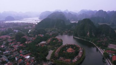 Tam Coc kasabasının havadan görünüşü ve Ninh Binh, Kuzey Vietnam çevresindeki tekne turları