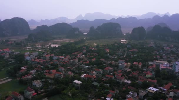 Vista aérea de la ciudad de Tam Coc y paseos en barco por Ninh Binh, Vietnam del Norte — Vídeo de stock