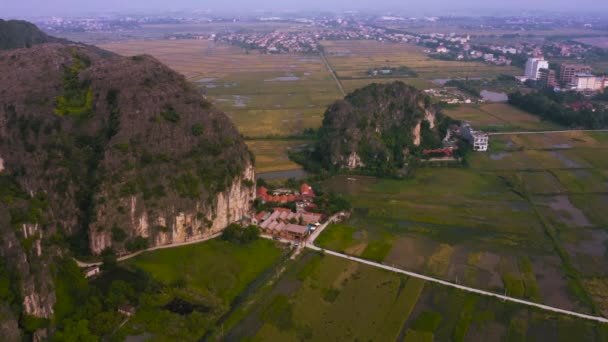 Tam Coc 'un Ninh Binh' de günbatımında tam Coc ve pirinç tarlalarının 4k hava görüntüleri — Stok video