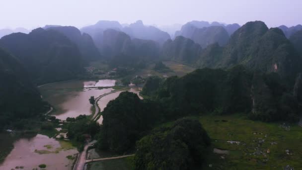 4K Imágenes aéreas de la estancia en casa de Tam Coc y campos de arroz durante la puesta del sol en Ninh Binh — Vídeo de stock