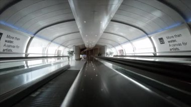 Havaalanı travelatörü Manchester Havalimanı 'nda yol alıyor.