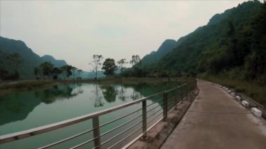 Kuzey Vietnam 'da, Ha Long Körfezi' ndeki Cat Ba Adası üzerinde bisiklet sürüyor.