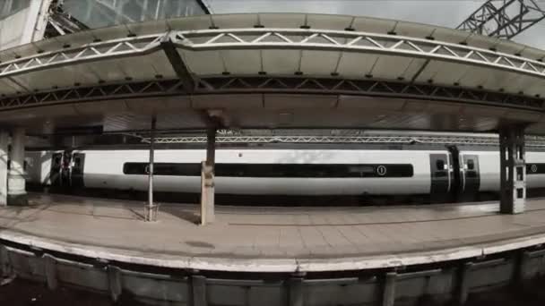 Manchester, Uk - 9. října 2019: Pohled na nádraží Manchester Piccadilly zevnitř vlaku — Stock video