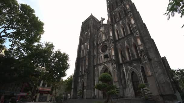 Hanoi, Vietnam - 23 de octubre de 2019: Catedral de San Josefo en Hanoi, la gran estructura católica en la capital vietnamita — Vídeos de Stock